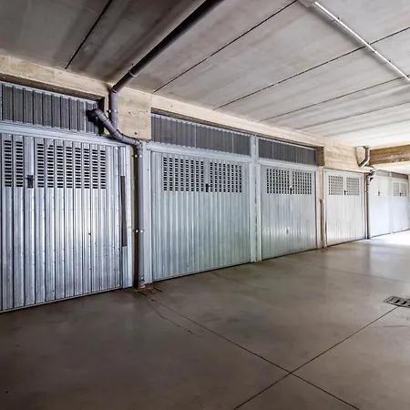 Private Garden & Garage - Self Check-in & Remote Access Daire